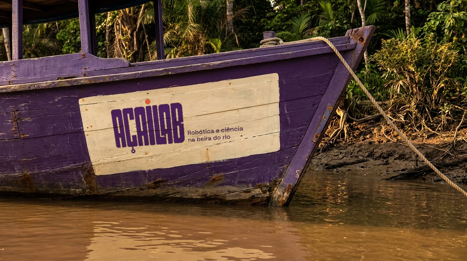 Barco com o logo pintado no casco
