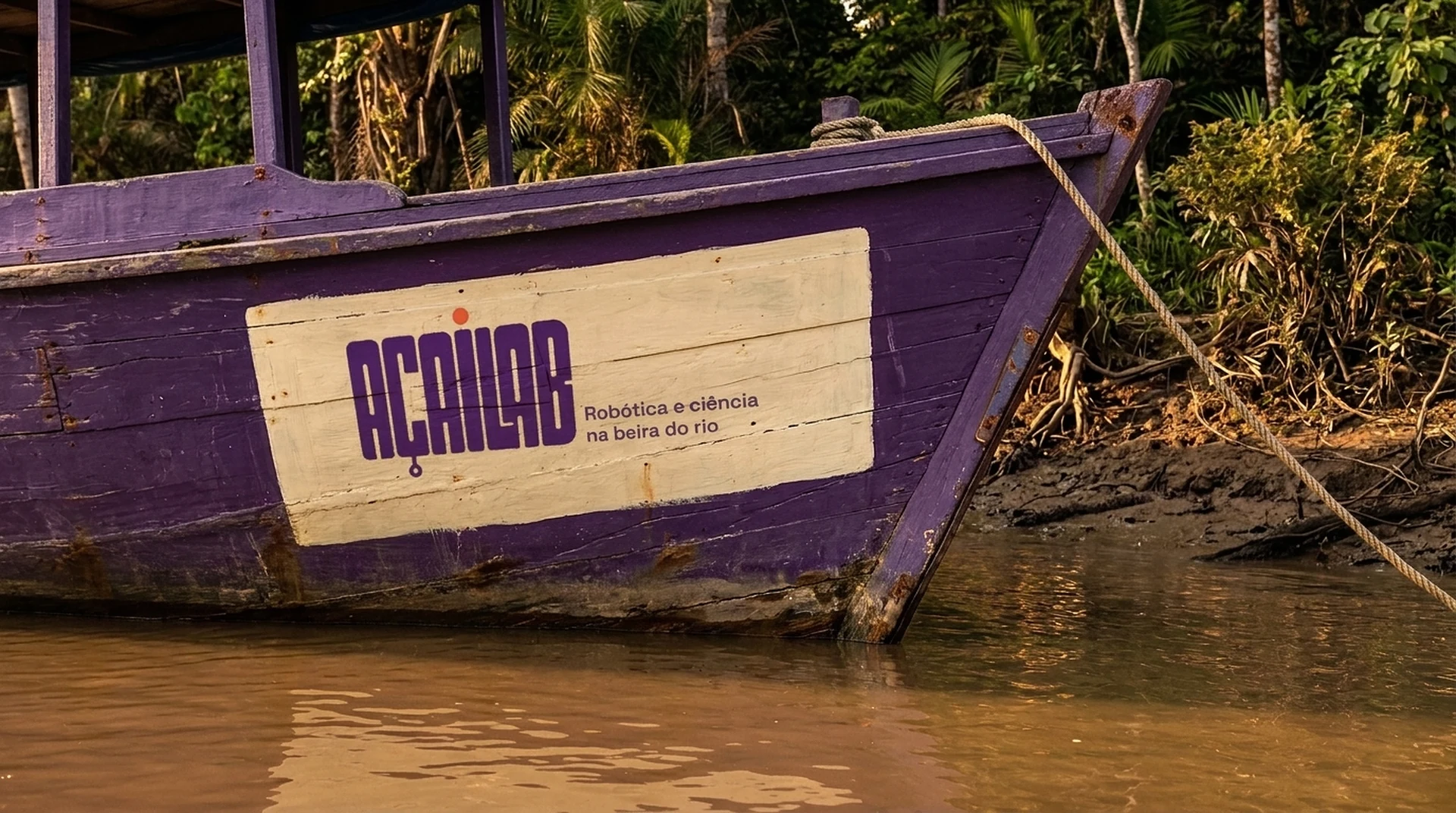 Barco com o logo pintado no casco