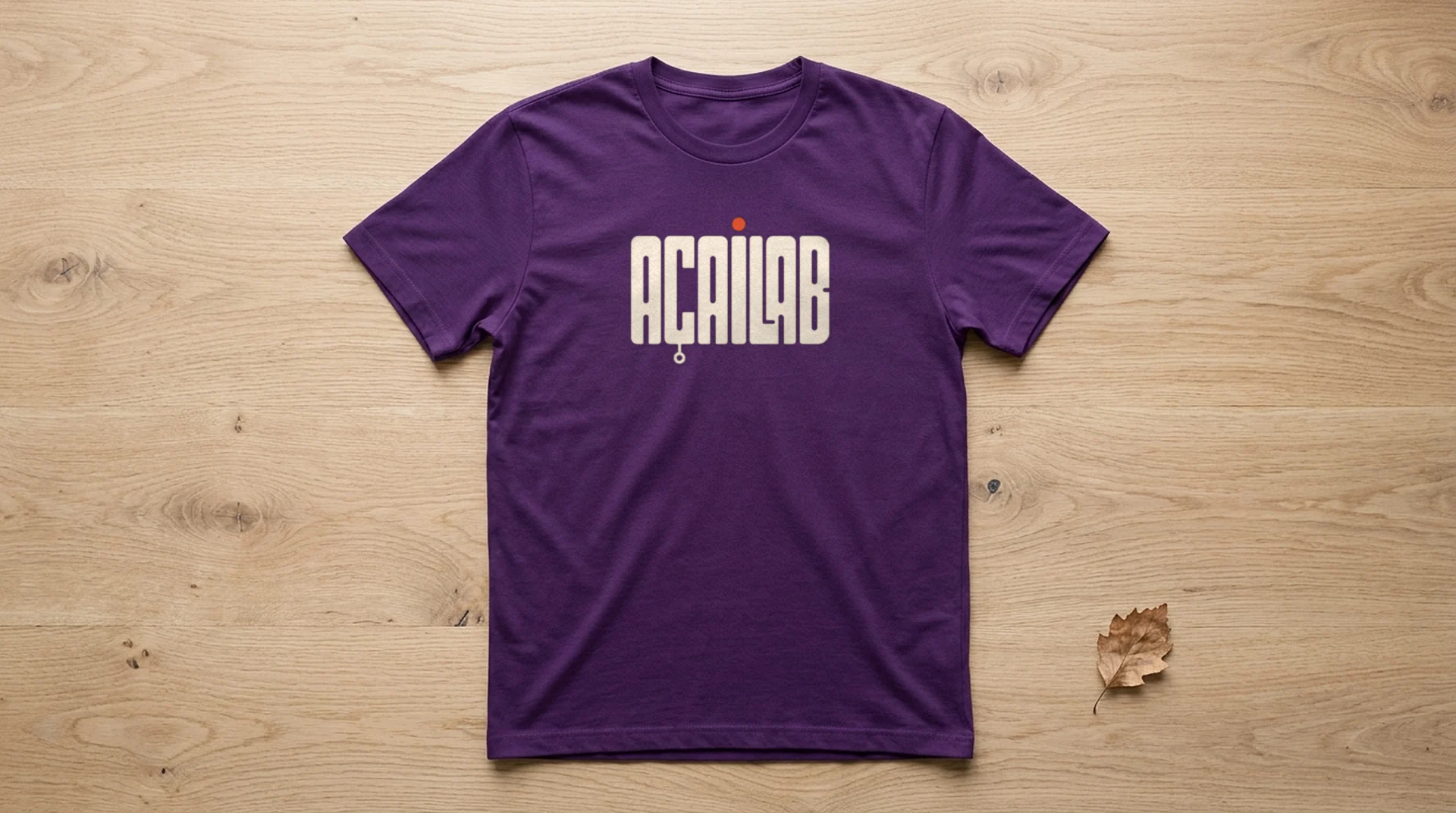 Camiseta roxa com o logo